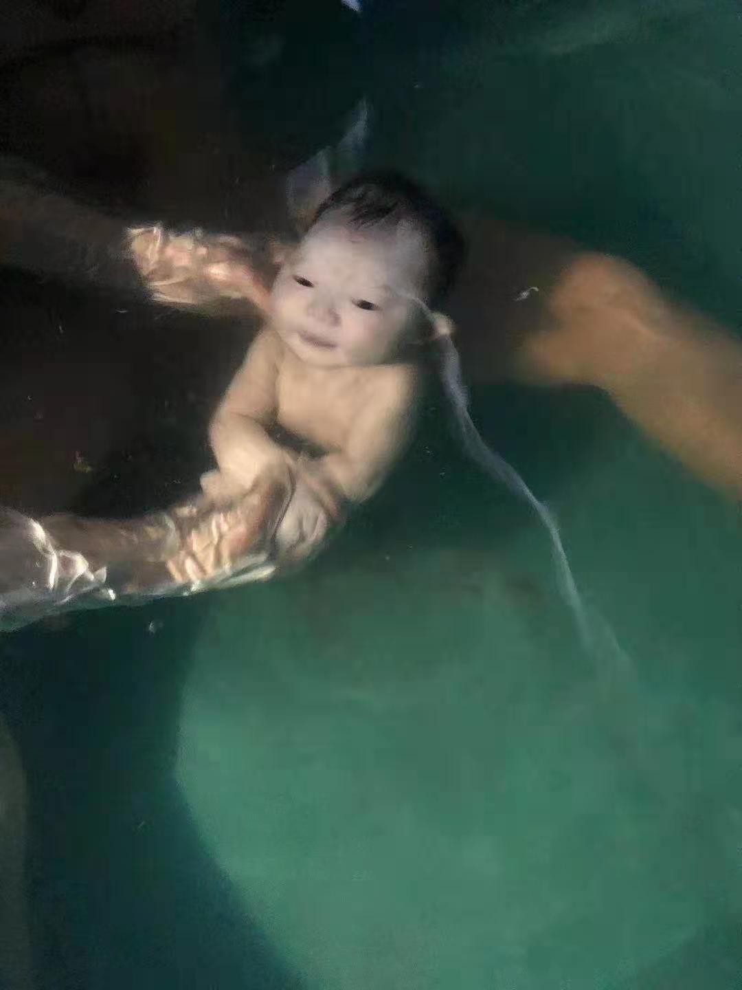 水中分娩图片